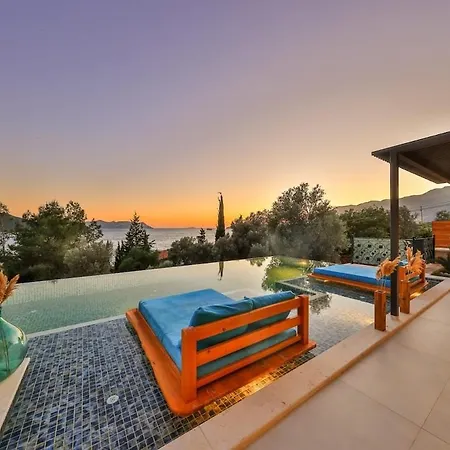 Villa Siren, Female Housekeeper Kas