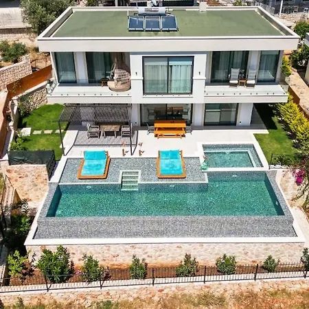 Villa Siren, Female Housekeeper Kas